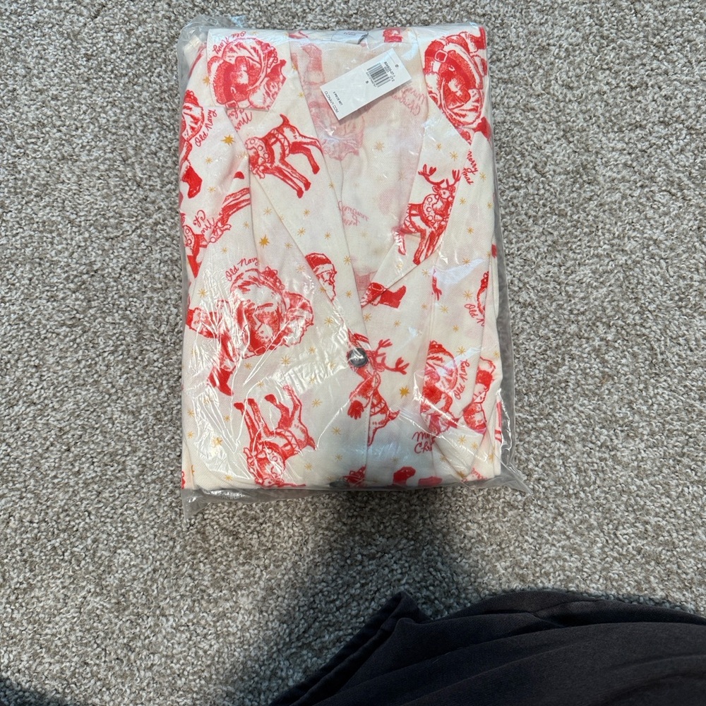 Old Navy Christmas Pajama Set - Picture 4 of 5